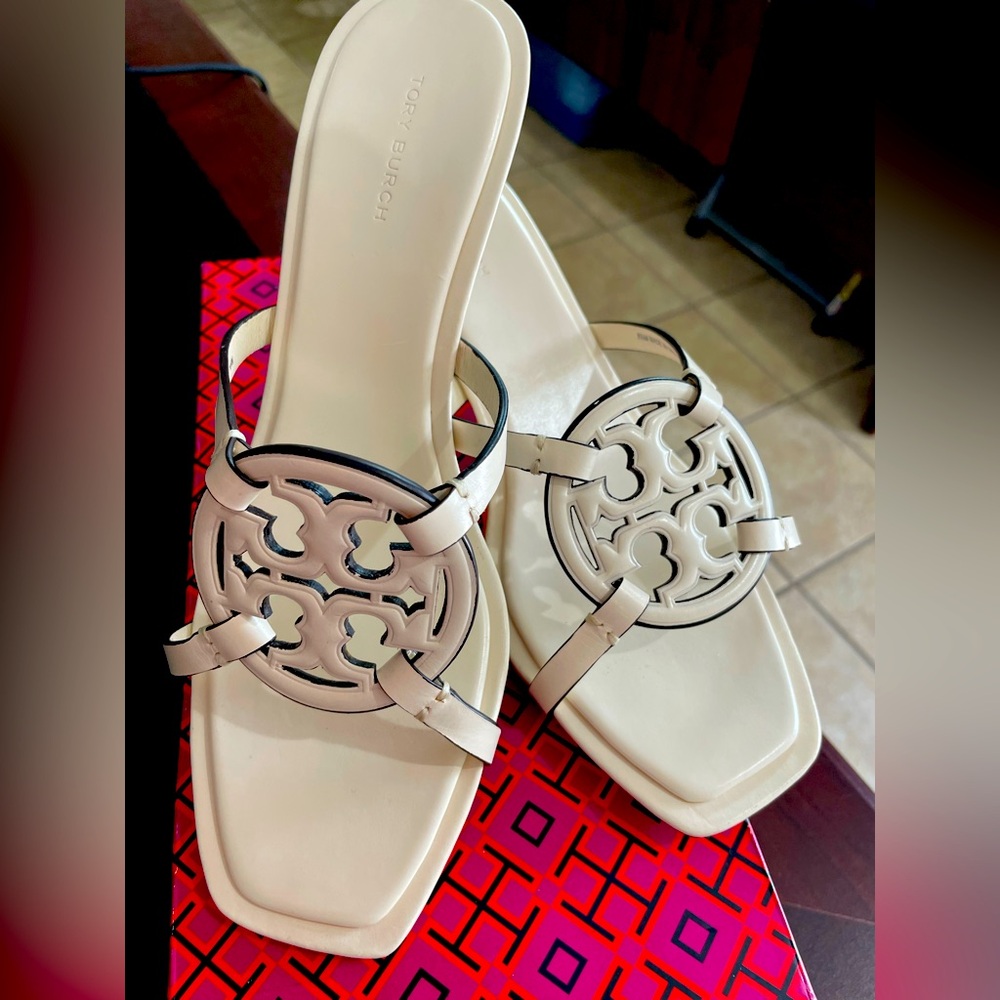 **NIB- Tory Burch - Geo Bombe Miller Never worn- Low Heeled Cream Sandals